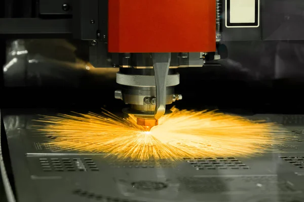 Haute précision CNC découpe laser feuille de métal en usine . — Photo