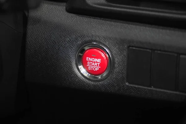 Detalhe close-up do motor vermelho iniciar parar botão do carro na moderna ca — Fotografia de Stock