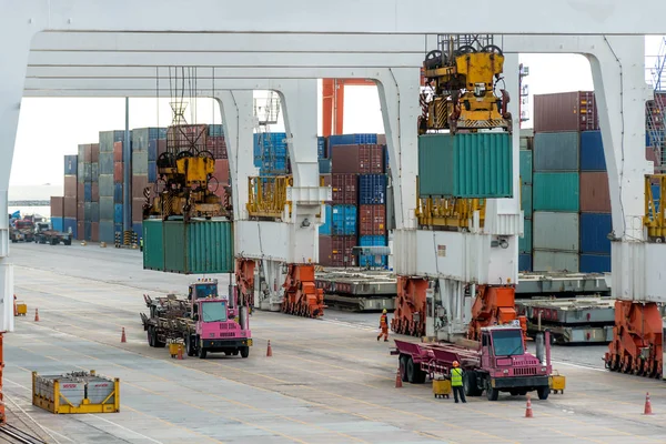 Recipiente de carga navio de carga com ponte de carga guindaste de trabalho i — Fotografia de Stock
