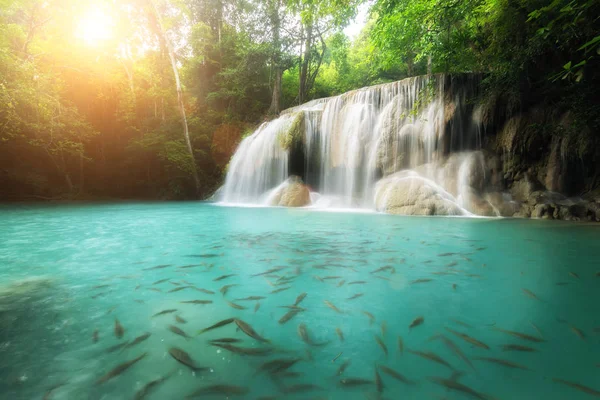 Tayland Kanchanaburi'deki/daki oteller Erawan şelale. Güzel waterfal — Stok fotoğraf