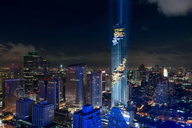 Bangkok gece görünümü ile Bangk iş bölgesinde gökdelen