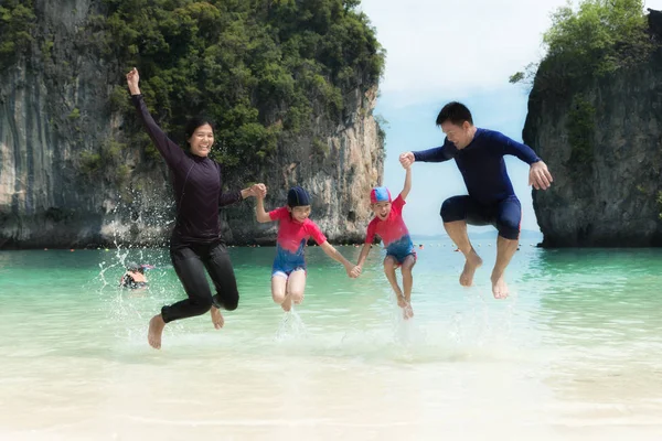 父の母と娘の toget をジャンプと幸せなアジア家族 — ストック写真