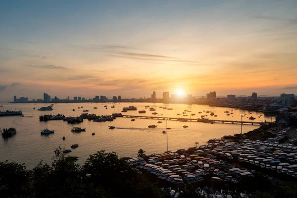 Ciudad de Pattaya skyline y muelle por la mañana en Pattaya, Chonburi, T —  Fotos de Stock