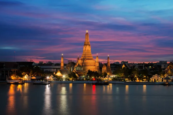 Chrám Wat Arun a řeky Chao Phraya v noci v Bangkoku, Thail — Stock fotografie