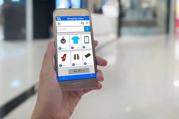 Slimme telefoon online winkelen in de hand van de vrouw. Winkelcentrum in ba — Stockfoto