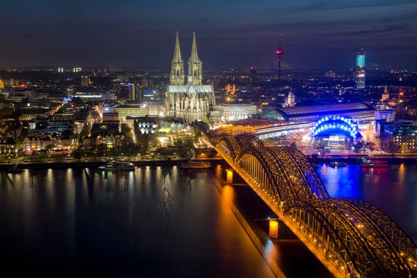 Imagen de Colonia con la Catedral de Colonia durante el crepúsculo azul hou — Foto de Stock