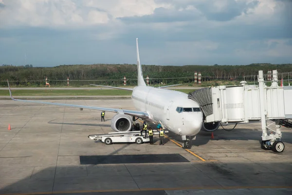 Avión en la puerta de la terminal del aeropuerto listo para despegar. Moderno inte — Foto de Stock