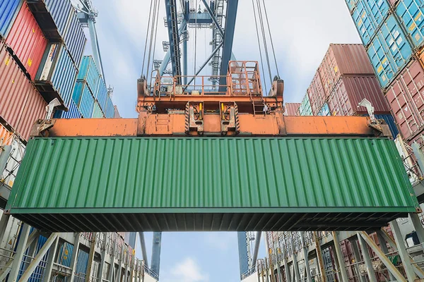 Landkran lädt Container in Frachtschiff — Stockfoto