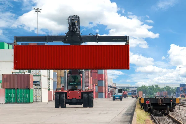 フォーク リフト コンテナー ボックスのロード貨物列車を処理 — ストック写真