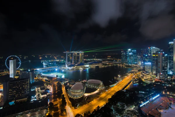 Singapur iş bölgesi ve şehir gece havadan görünümü — Stok fotoğraf