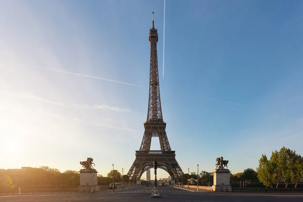 Torre Eiffel en París desde el río Sena por la mañana. París, Fr. —  Fotos de Stock