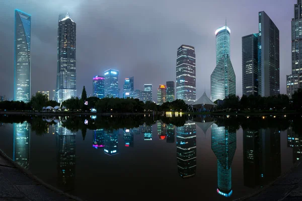 Panorama de Shanghai arranha-céus edifícios e reflexão no lago — Fotografia de Stock