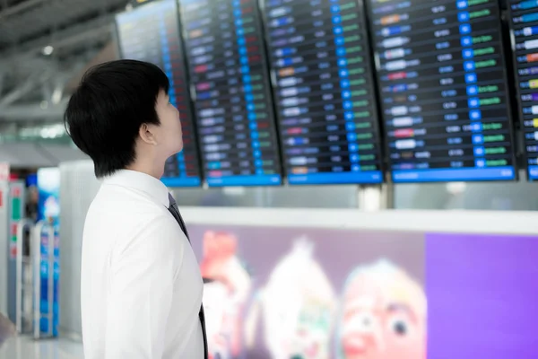 Asiático jovem homem de negócios com bagagem esperando para viajar no airp — Fotografia de Stock