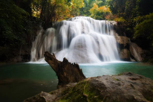 Huay maekamin wasserfall ist schöner wasserfall im herbstwald, — Stockfoto