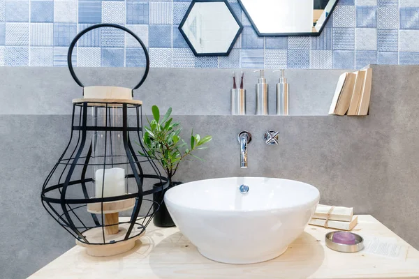 Interior del cuarto de baño con grifo lavabo y espejo. Moderna d — Foto de Stock