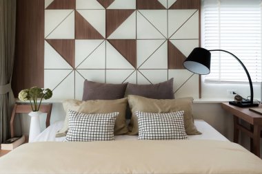 Lüks yatak odası ev ya da otel lambalı iç. İç