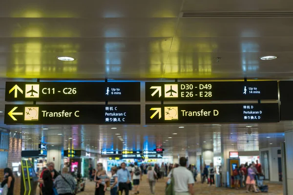 Gelbes Hinweisschild am Flughafen mit Gate-Nummer für Abteilung — Stockfoto