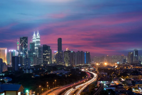 De skyline van Kuala Lumpur en wolkenkrabber nachts in Kuala Lumpur, Ma — Stockfoto