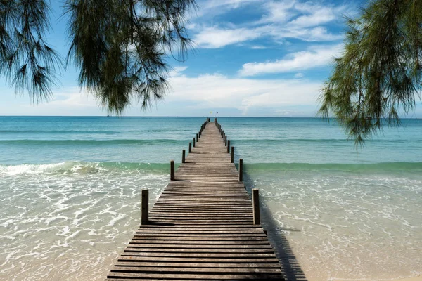 Muelle de madera en el resort en Phuket, Tailandia. Verano, Viajar, Vacar — Foto de Stock