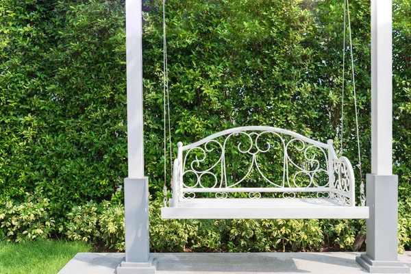 Μπροστινή βεράντα με μια ταλάντευση μερών λευκό στο κήπο στο σπίτι. — Φωτογραφία Αρχείου