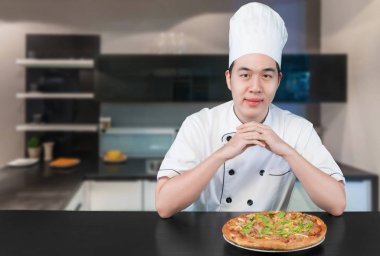 Asya genç adam baş beyaz Üniformanın içinde size lezzetli p sunar