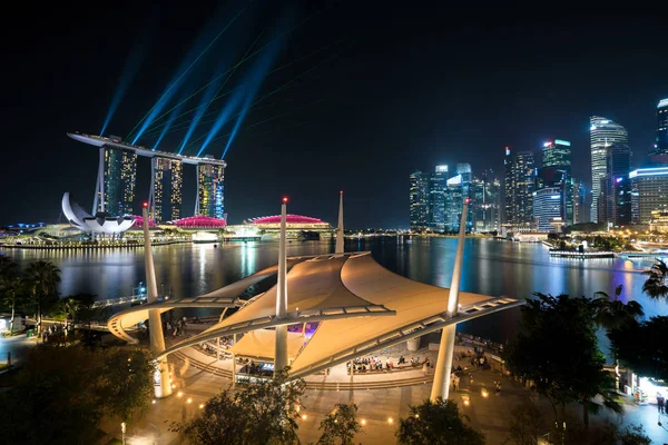 Colorido edificio de rascacielos de Singapur y espectáculo de láser en la noche una —  Fotos de Stock