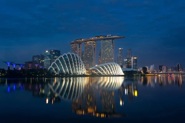 Singapore business district skyline voor zonsopgang in Marina Bay — Stockfoto