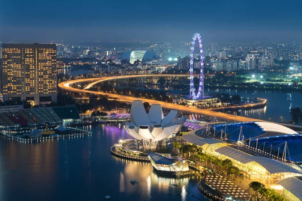 Singapur skyline distrito de negocios en la noche en Marina Bay, Sing —  Fotos de Stock