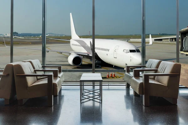 Vista del avión desde el salón del aeropuerto en la terminal del aeropuerto . —  Fotos de Stock