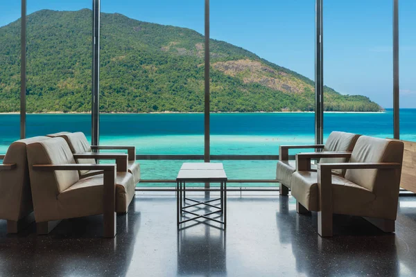 Phuket, Tayland denize bakan pencereler ile lüks otel Salonu — Stok fotoğraf