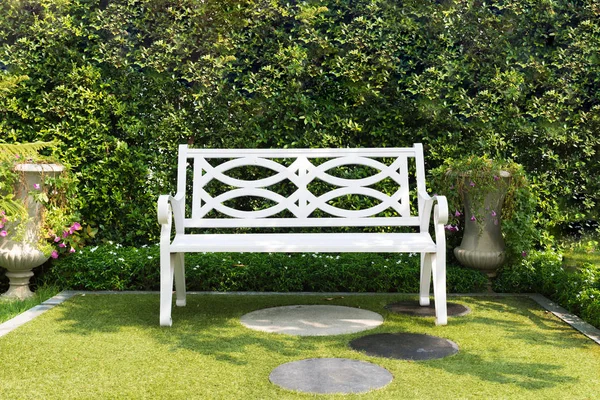 Silla de banco de madera blanca con arbusto Fondo en jardín en casa . —  Fotos de Stock