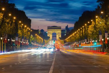 Paris Champs-Elysees caddesi ve ark trafikte gece görünümü