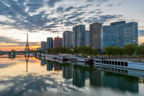 Párizs látképe az Eiffel-torony, a háttérben, Párizs, Franciaország. — Stock Fotó