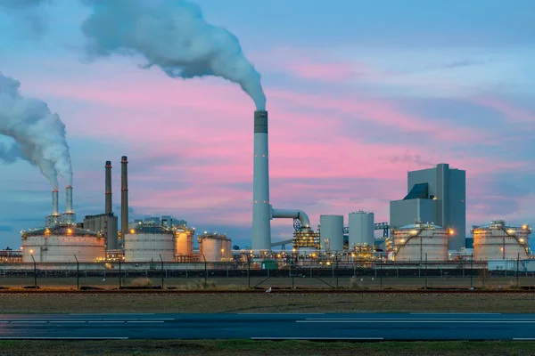 Καπνίζουν εκπομπών από εργοστάσιο σωλήνες διυλιστήριο πετρελαίου στη νύχτα, κάτω Φιορίνι — Φωτογραφία Αρχείου