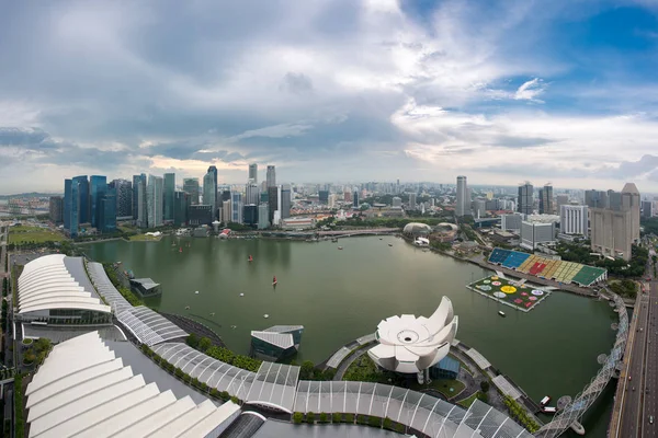 Veduta aerea del quartiere degli affari di Singapore e della città al crepuscolo — Foto Stock