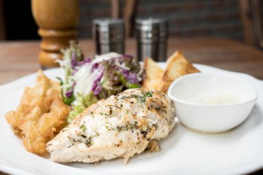 Izgara tavuk göğsü biftek bir tabak içinde hizmet sebze ile bir