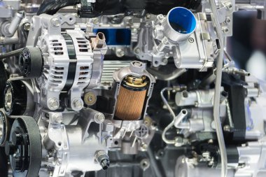 Motor yağ filtresi bölümünde ekran makine motor içinde çapraz 