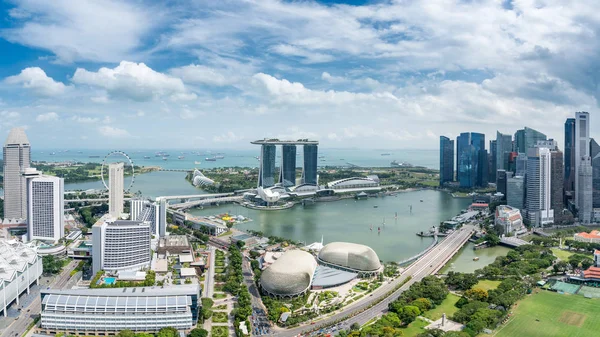 Vista aérea de Singapura distrito de negócios e cidade no crepúsculo — Fotografia de Stock