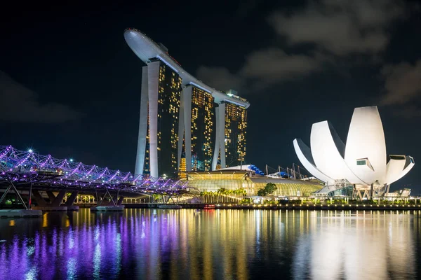Singapur skyline distrito de negocios con puente de hélice en la noche a —  Fotos de Stock