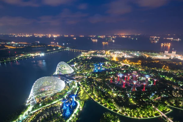 新加坡花园滨海湾在 Singap 附近的空中夜景 — 图库照片