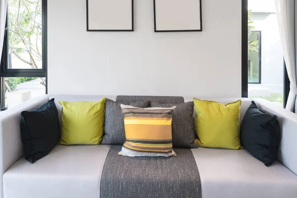 Loungesoffa och färgglad kudde i loungen på vardagsrum i hem — Stockfoto