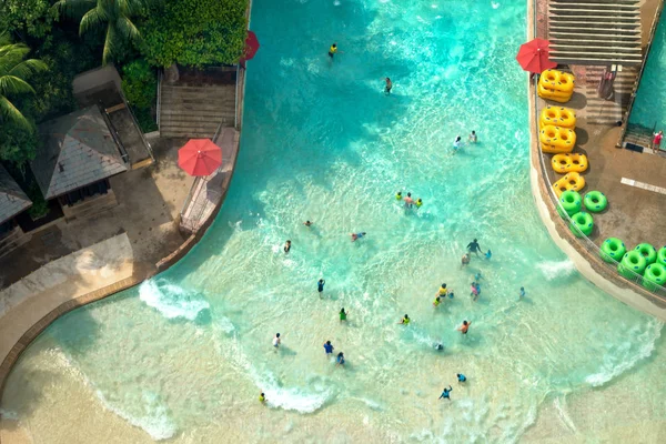Vista superior do parque aquático com muitos viajantes se divertir piscina Imagens De Bancos De Imagens Sem Royalties