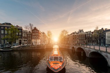 Amsterdam kanal cruise gemi Hollanda geleneksel evi ile ben
