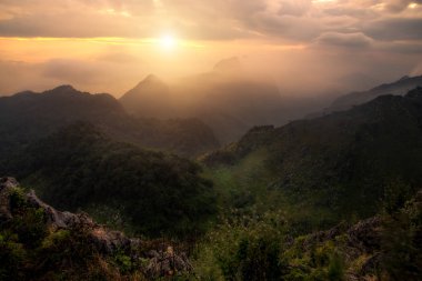 Chiang Dao dağ bulut içinde Chiangmai, Thaila ile peyzaj