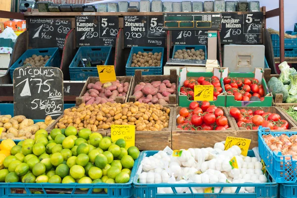 Färska grönsaker på marknaden för grönsaker i Amsterdam, Holland. — Stockfoto