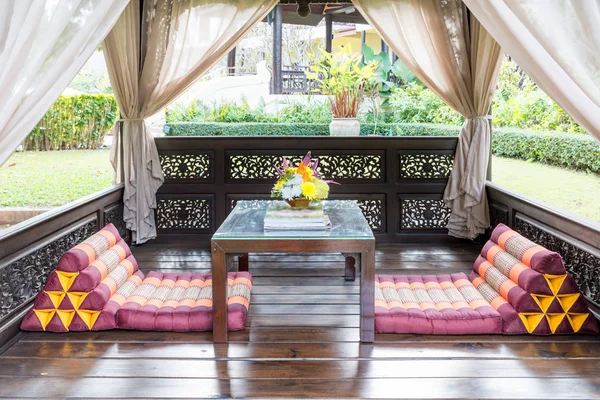 Pavilion lounge i trädgården på tropical resort för resten och massag — Stockfoto