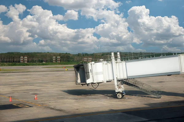 Puente de aviones, pasarela en el aeropuerto para pasajeros abordando, Jetw —  Fotos de Stock
