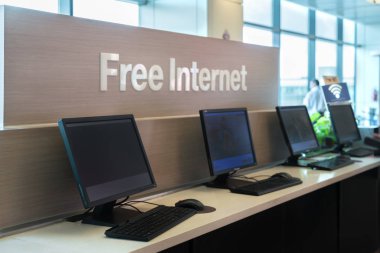 Ücretsiz internet noktası Havalimanı terminal. Akıllı Hava Meydanı.