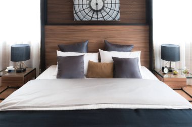 Lüks yatak odası ev ya da otel lambalı iç. İç