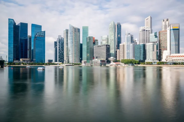 Distrito de negocios de Singapur con edificio de rascacielos y reflejar —  Fotos de Stock